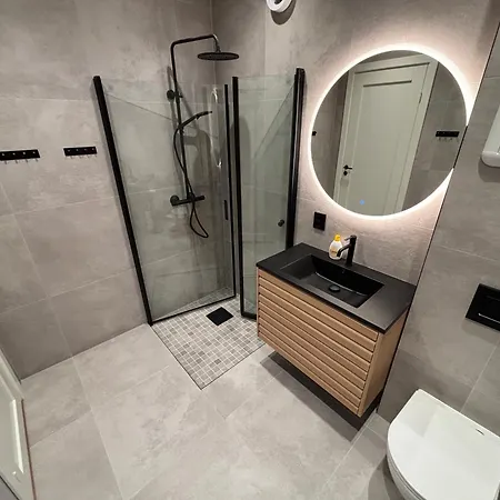 Beautiful 4 Bedroom In Sentrum 아파트