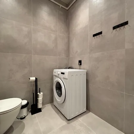 Beautiful 4 Bedroom In Sentrum 아파트 *