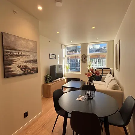 Beautiful 4 Bedroom In Sentrum 아파트 *